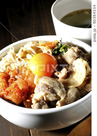 もやしナムルやキムチ、豚肉など沢山の具材が入っているビビンバ丼とわかめスープ 90364334