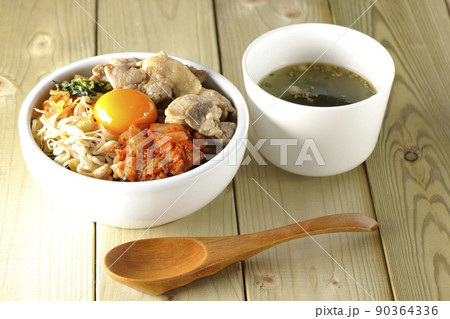 もやしナムルやキムチ、豚肉など沢山の具材が入っているビビンバ丼とわかめスープ もやしナムルやキムチ、豚肉など沢山の具材が入っているビビンバ丼とわかめスープ 90364336