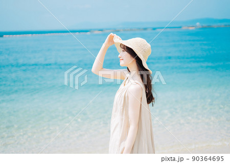 若い女性のリゾートイメージ 90364695