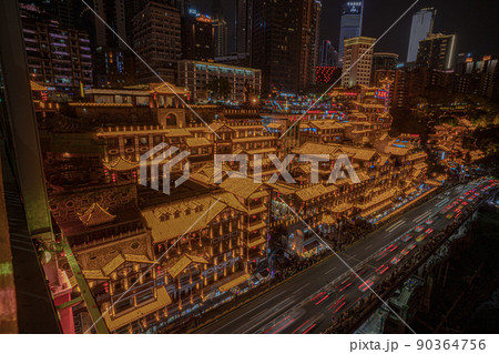 中国重慶市の夜景　洪崖洞 90364756