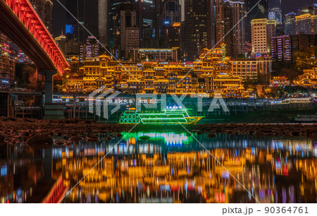 中国重慶市の夜景 洪崖洞 中国重慶市の夜景 洪崖洞 90364761