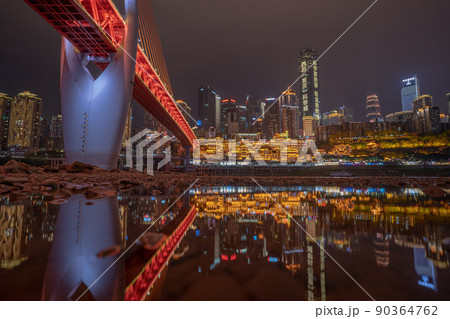 中国重慶市の夜景　洪崖洞 90364762