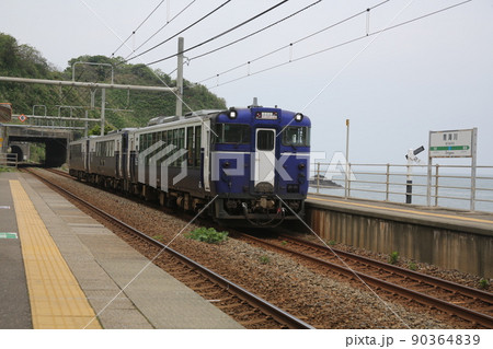 青海川駅に到着する越乃Shu*Kura 90364839