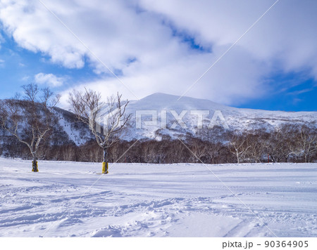 スキー場の山頂を望む (北海道、ニセコ) 90364905