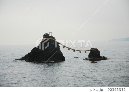 Meotoiwa, rocks of the married couple / 冬の伊勢 夫婦岩 Meotoiwa, rocks of the married couple / 冬の伊勢 夫婦岩 90365332