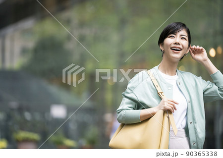 笑顔の若い女性 90365338