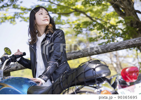 バイク女子イメージ　若い女性 90365695