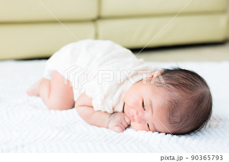 生後1ヶ月の赤ちゃんのうつ伏せ遊び タミータイム 生後1ヶ月の赤ちゃんのうつ伏せ遊び タミータイム 90365793