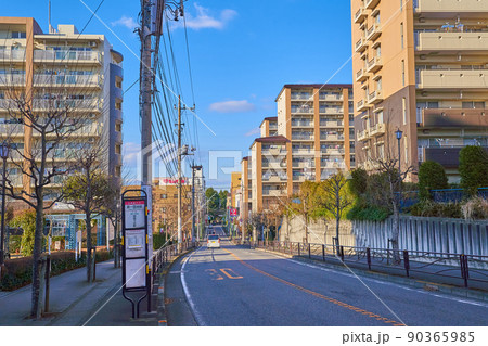 神奈川県川崎市麻生区百合丘1丁目と2丁目の境界を北側に見る 90365985