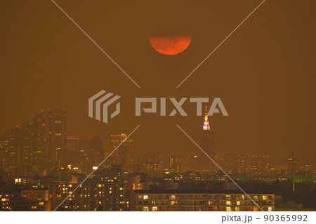 都心方面の夜景と月出(満月)雲間に隠れる 都心方面の夜景と月出(満月)雲間に隠れる 90365992