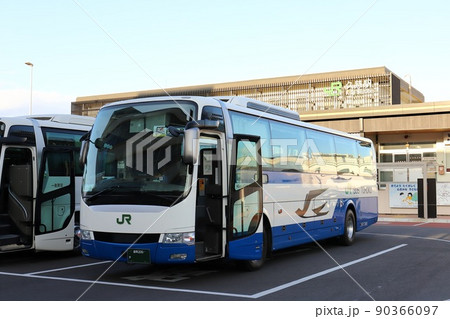 岩手 久慈 久慈駅前に停車中の盛岡行き特急白樺号 岩手 久慈 久慈駅前に停車中の盛岡行き特急白樺号 90366097