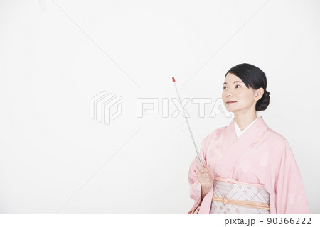 指し棒を持つ着物を着た女性 90366222