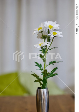 白い花の一輪差し 90366267