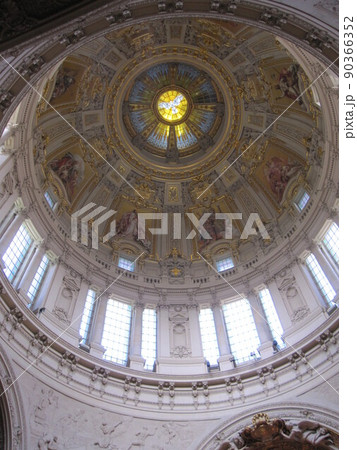 ベルリン大聖堂のドーム内側のモザイク画 ベルリン大聖堂のドーム内側のモザイク画 90366352