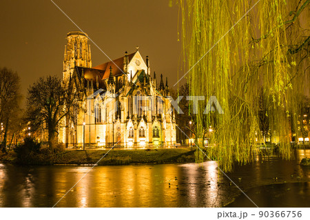 ドイツ シュトゥットガルトのフォイアーゼーにあるライトアップされた聖ヨハネ教会 ドイツ シュトゥットガルトのフォイアーゼーにあるライトアップされた聖ヨハネ教会 90366756