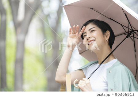 日傘をさした若い女性 90366913