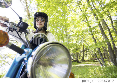 湖畔でバイクに乗る若い女性　バイク女子 90367017