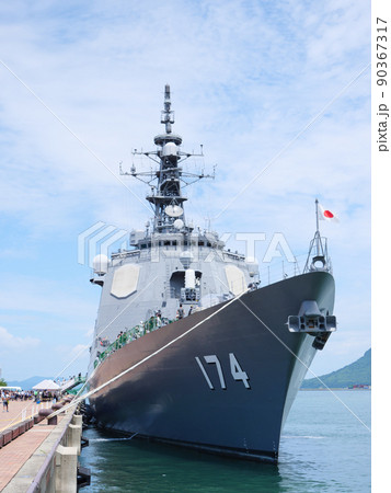 停泊中の護衛艦 90367317