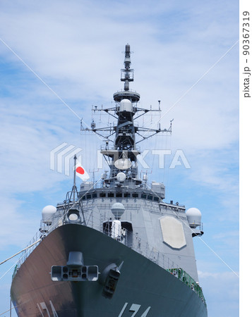 海上自衛隊の護衛艦と日章旗 90367319