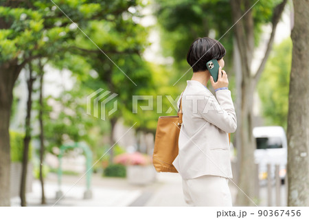 電話をする女性 ビジネス 電話をする女性 ビジネス 90367456