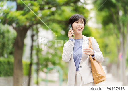 電話をする女性　ビジネス 90367458