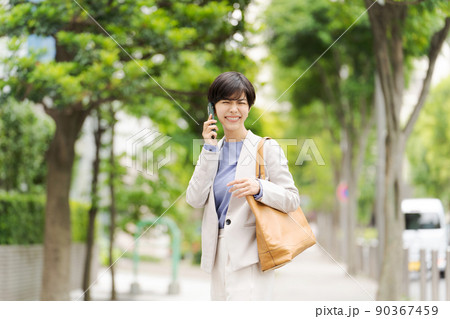 電話をする女性 ビジネス 電話をする女性 ビジネス 90367459