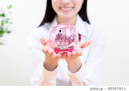 豚の貯金箱に楽しそうに両手で持つ女子高校生 顔無し 豚の貯金箱に楽しそうに両手で持つ女子高校生 顔無し 90367911