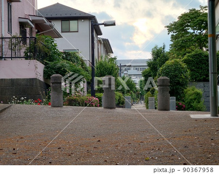住宅街にある散歩道(横浜市金沢区富岡西) 住宅街にある散歩道(横浜市金沢区富岡西) 90367958