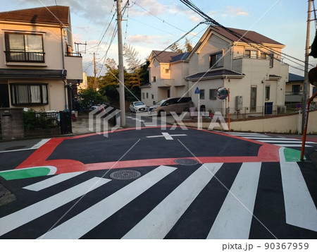 住宅街の交差点注意喚起 住宅街の交差点注意喚起 90367959