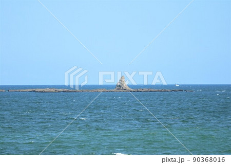 茅ヶ崎海岸烏帽子岩と白波の海 90368016