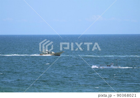 茅ヶ崎沖の輝く水面を走る漁船 茅ヶ崎沖の輝く水面を走る漁船 90368021