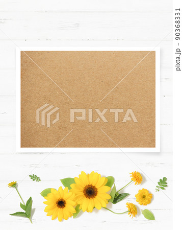 .ひまわりの花で装飾された写真テンプレート 90368331