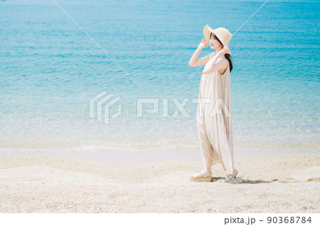 砂浜を歩く女性 90368784