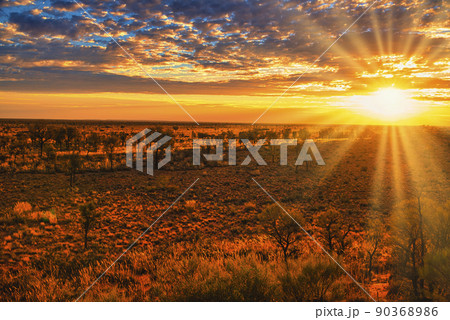 マウントオルガの美しい夕景 90368986