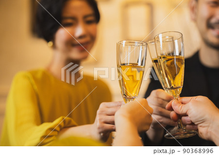 飲み会　パーティ　乾杯 90368996