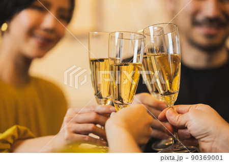 飲み会　パーティ　乾杯 90369001