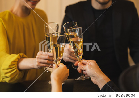 飲み会　パーティ　乾杯 90369004