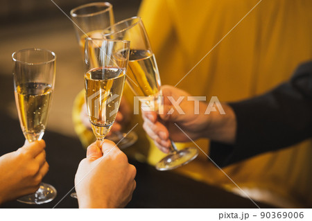 飲み会　パーティ　乾杯 90369006