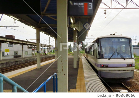 JR鷹ノ巣駅に停車中の秋田内陸縦貫鉄道の臨時快速列車 JR鷹ノ巣駅に停車中の秋田内陸縦貫鉄道の臨時快速列車 90369066