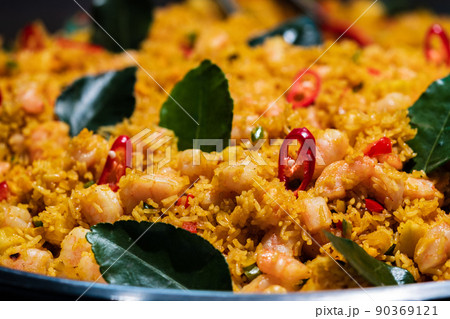 Asian street fast food in hot pan 90369121
