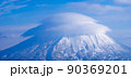 笠雲に覆われた雪の羊蹄山頂 (北海道、ニセコ) 90369201