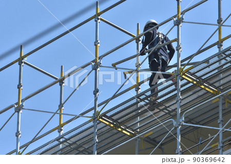 とび職　足場組立工事の作業風景 90369642