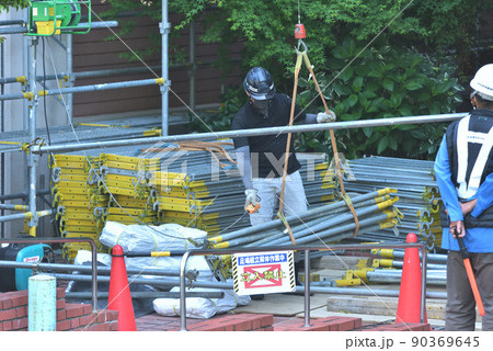 とび職　足場組立工事の作業風景　電動ウインチで足場材の荷揚げ 90369645
