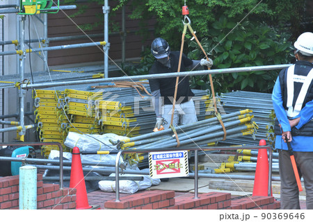 とび職　足場組立工事の作業風景　電動ウインチで足場材の荷揚げ 90369646