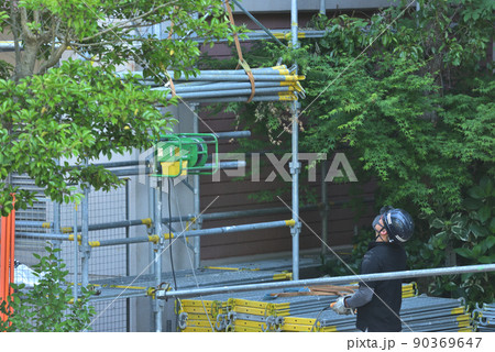 とび職　足場組立工事の作業風景　電動ウインチで足場材の荷揚げ 90369647