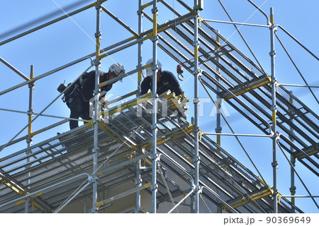 とび職　足場組立工事の作業風景 90369649