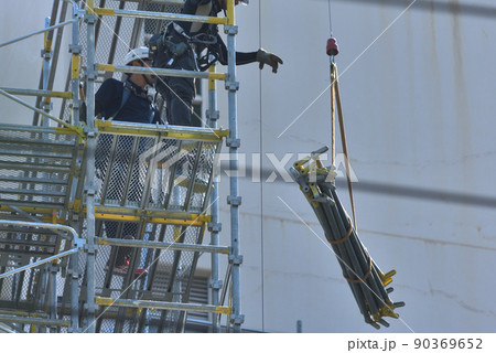 とび職 足場組立工事の作業風景 とび職 足場組立工事の作業風景 90369652