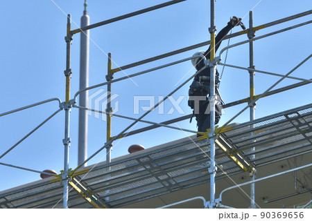 とび職 足場組立工事の作業風景 とび職 足場組立工事の作業風景 90369656