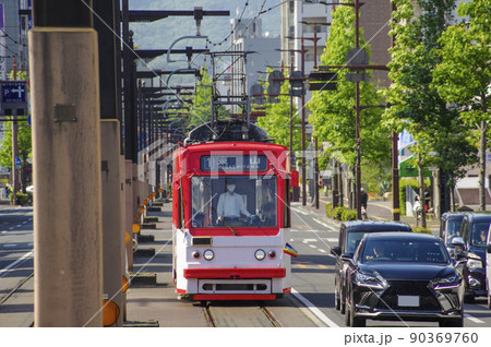 岡山の市街地を走る路面電車 岡山の市街地を走る路面電車 90369760