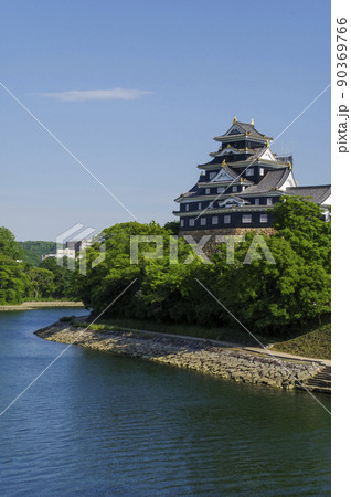 旭川の河岸に建つ岡山城 旭川の河岸に建つ岡山城 90369766